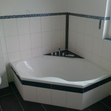 Fliesenlegen im Bad mit Badewanne