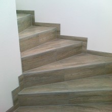 Fliesenlegung Treppe mit Wendung